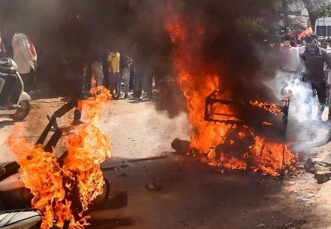 कर्नाटक में बजरंग दल के कार्यकर्ता की हत्या मामले में तीन गिरफ्तार, शवयात्रा के दौरान भारी बवाल, धारा- 144 लागू, स्कूल-कालेज बंद