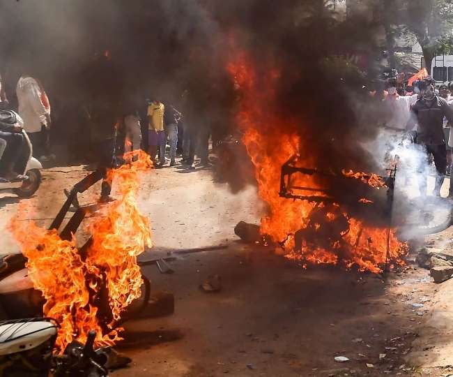 कर्नाटक में बजरंग दल के कार्यकर्ता की हत्या मामले में तीन गिरफ्तार, शवयात्रा के दौरान भारी बवाल, धारा- 144 लागू, स्कूल-कालेज बंद