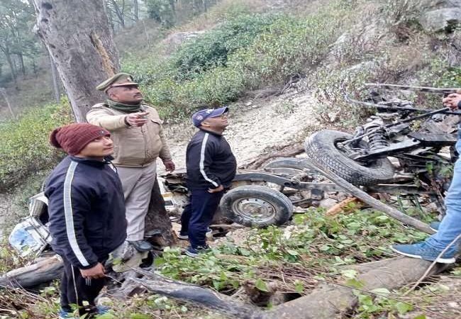 उत्तराखंड में बड़ा हादसा, खाई में गिरा बारात से लौट रहा वाहन, 14 लोगों की मौत, चालक सहित दो गंभीर