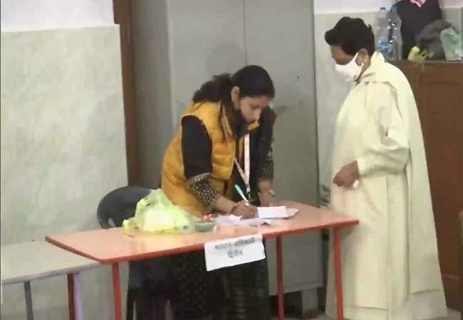 UP Election 2022 Voting LIVE: यूपी चुनाव में बसपा अध्यक्ष मायावती ने लखनऊ में डाला अपना वोट
