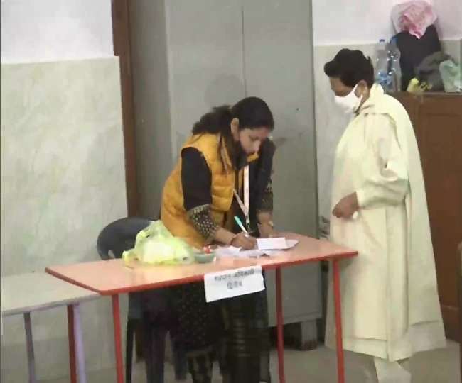 UP Election 2022 Voting LIVE: यूपी चुनाव में बसपा अध्यक्ष मायावती ने लखनऊ में डाला अपना वोट