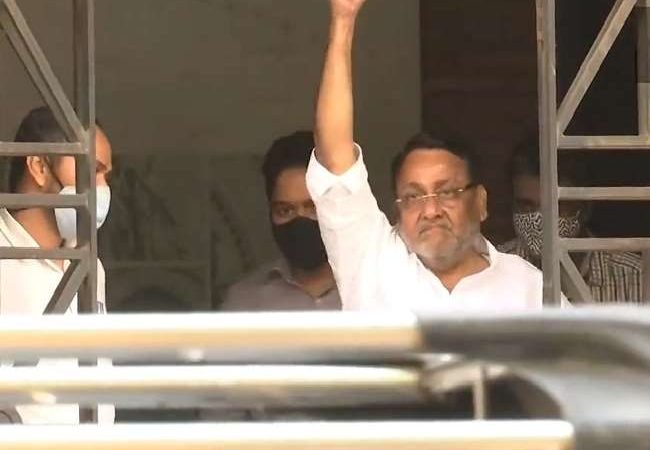 मनी लॉन्ड्रिंग मामला: महाराष्ट्र सरकार के मंत्री नवाब मलिक गिरफ्तार, ईडी दफ्तर के बाहर एनसीपी कार्यकर्ताओं का प्रदर्शन