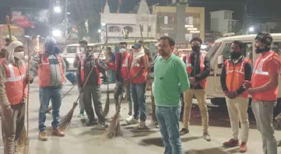निगम ने रात्रि में चलाया बाजारों में विशेष सफाई अभियान