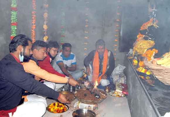 हवन-यज्ञ के साथ की भगवान शनिदेव की पूर्ति की प्राण प्रतिष्ठा