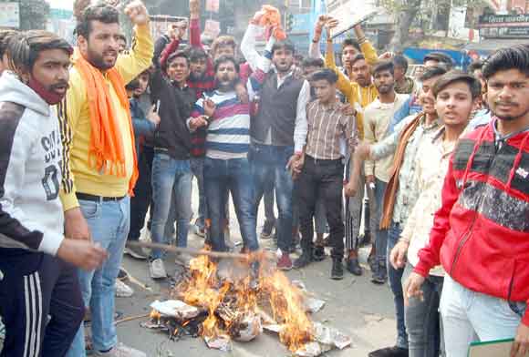 भैरव सेना के कार्यकर्ताओं ने फूंका जेहादियों का पुतला