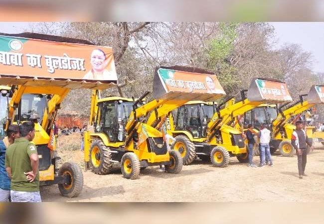 सुलतानपुर में सीएम योगी की सभा में अनोखा नजारा, इंटरनेट मीड‍िया पर खूब शेयर हुए बाबा के बुल्डोजर