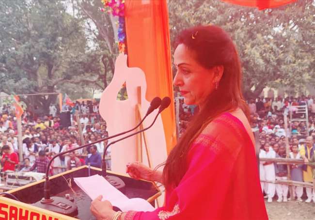 UP Election 2022 : यूपी में सपा-बसपा की सरकारों में भ्रष्टाचार और गुंडागर्दी चरम पर थी, बलिया में बोलीं हेमा मालिनी