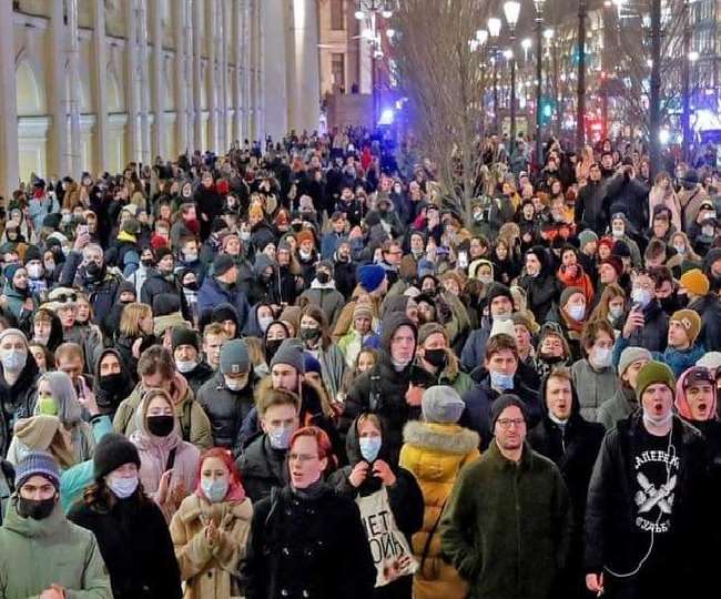 Russia Ukraine War: घर में ही घिरा रूस! यूक्रेन पर हमले के खिलाफ कई शहरों में प्रदर्शन, हिरासत में 1700 से ज्यादा लोग