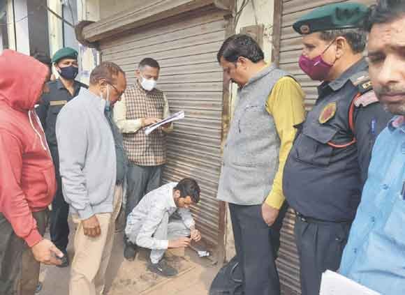सौ से ज्यादा कुर्की नोटिस चस्पा, आधा दर्जन दुकानें सील