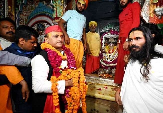 UP Election 2022: साफ्ट हिंदुत्व के एजेंडे पर बढ़े अखिलेश, अयोध्या में हनुमान गढ़ी के दर्शन कर भाजपा को दिया जवाब