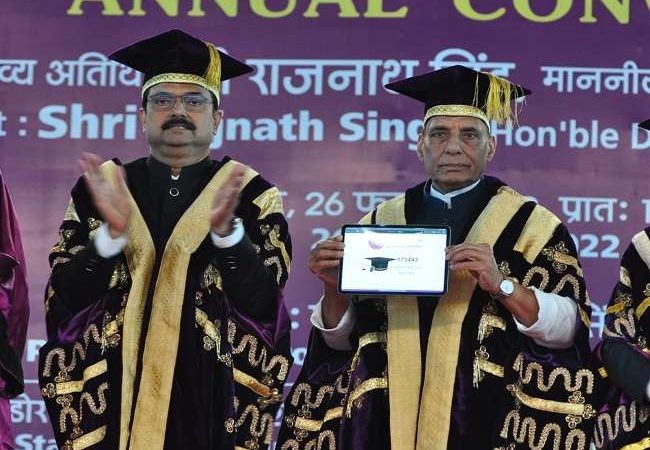 डीयू के दीक्षा समारोह में रक्षा मंत्री राजनाथ सिंह बोले- डाक्टर होकर भी कोई अफजल गुरु बन सकता है