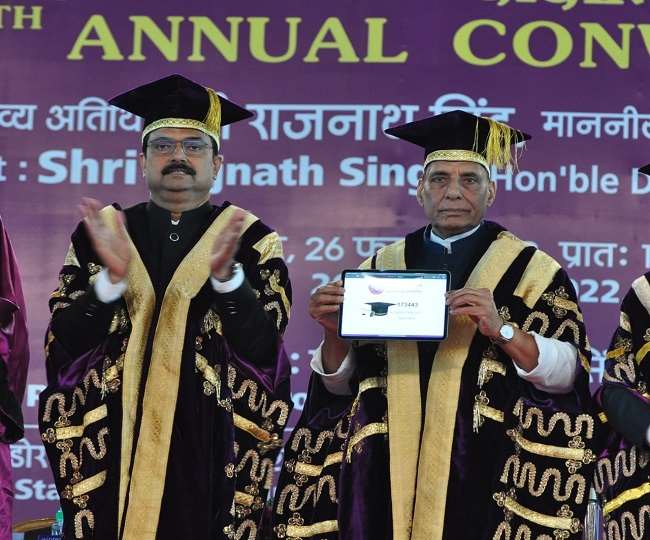 डीयू के दीक्षा समारोह में रक्षा मंत्री राजनाथ सिंह बोले- डाक्टर होकर भी कोई अफजल गुरु बन सकता है