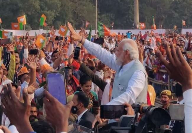 LIVE – UP Election 2022 : प्रधानमंत्री नरेन्‍द्र मोदी पहुंचे वाराणसी, कार्यकर्ताओं से बोले – ‘घर-घर मेरा प्रणाम पहुचाएं’