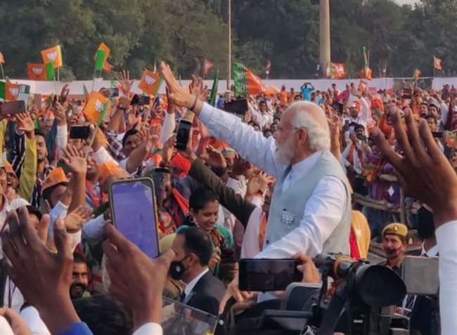 LIVE – UP Election 2022 : प्रधानमंत्री नरेन्‍द्र मोदी पहुंचे वाराणसी, कार्यकर्ताओं से बोले – ‘घर-घर मेरा प्रणाम पहुचाएं’