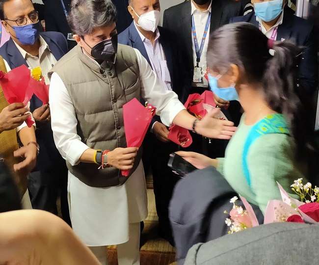 रविवार तड़के यूक्रेन से आई एयर इंडिया की दूसरी फ्लाइट, ज्योतिरादित्य सिंधिया ने कुछ यूं किया स्वागत