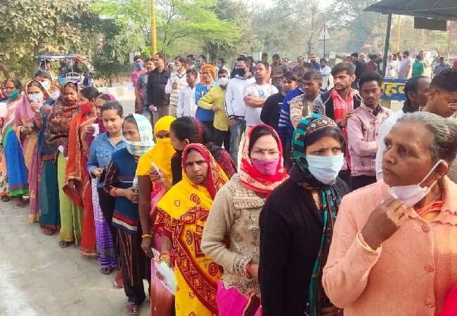 UP Election Phase 5 Voting LIVE: 5 बजे तक 53.98 प्रतिशत मतदान, चित्रकूट और अयोध्या में जमकर पड़ रहे वोट