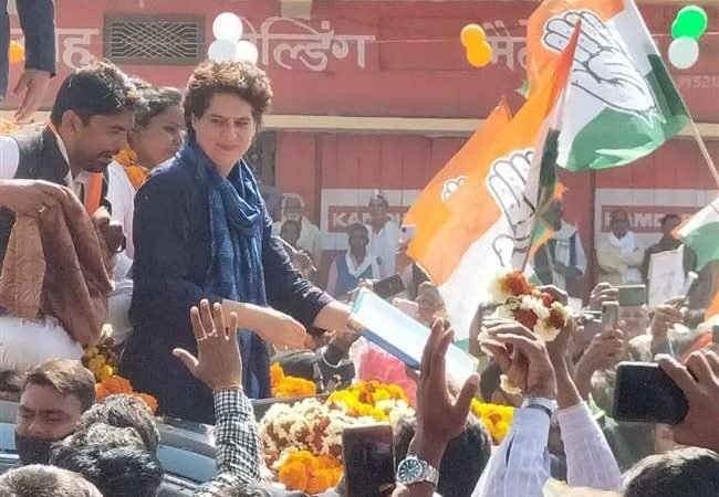 UP Election 2022 : बलिया पहुंचीं प्रियंका गांधी ने किया रोड शो, कांग्रेस उम्‍मीदवारों के समर्थन में मांगा वोट