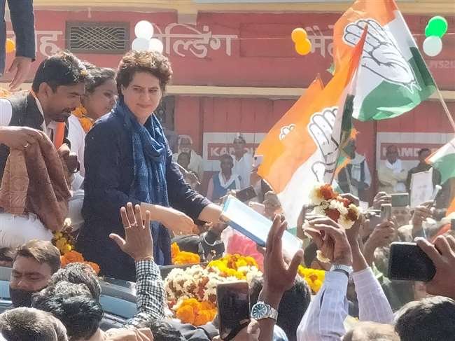 UP Election 2022 : बलिया पहुंचीं प्रियंका गांधी ने किया रोड शो, कांग्रेस उम्‍मीदवारों के समर्थन में मांगा वोट