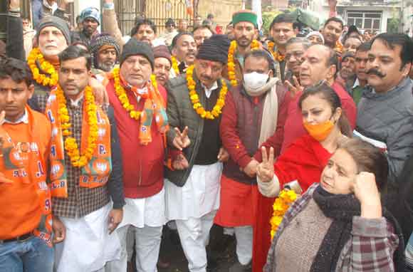 सैंकड़ों लोगो ने थामा भाजपा का दामन