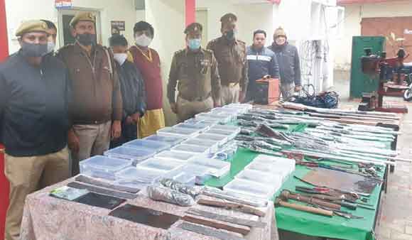 पुलिस ने किया शस्त्र बनाने की फैक्ट्री का भंडाफोड़, दो आरोपी दबोचे तीसरा फरार