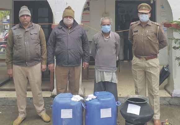 अवैध शराब की कसीदगी करते आरोपी दबोचा, शराब व उपकरण बरामद