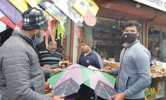 युवाओं ने की पतंगों की जमकर खरीददारी