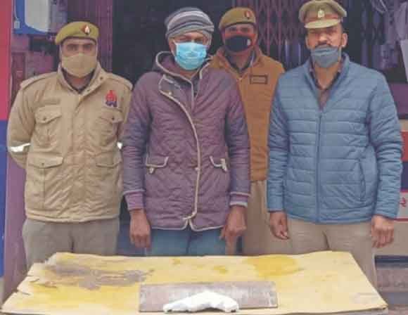 पुलिस के हत्थे चढ़ा आरोपी, तमंचा बरामद