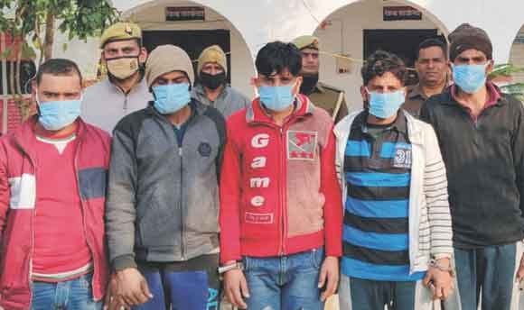 मुठभेड़ में पुलिस ने दबोचे पांच शातिर