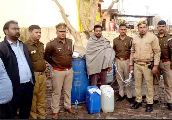 पुलिस ने छापामारी कर सैकडों लीटर शराब के साथ एक शराब माफिया को किया गिरफ्तार, दो साथी हुए फरार