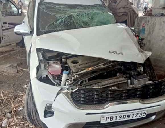 ट्रैक्टर ट्राली से टकराई कार, कार सवार तीन युवक घायल, एक की मौके पर दर्दनाक मौत