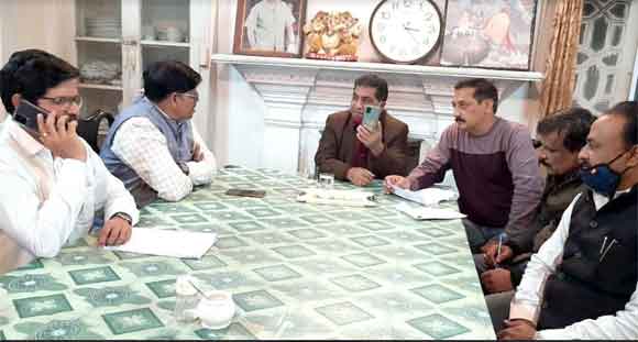 खुले रास्ते को खोद कर दीवार बना देने से उस ओर से स्टेशन आने वाले लोगों का स्टेशन पर आना हुआ मुश्किल