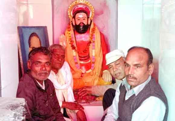 नाफेपुर में मंदिर में धूमधाम से स्थापित की गई सतगुरु रविदास महाराज जी की प्रतिमा