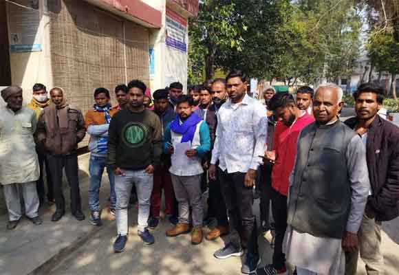 चार युवको ने एक युवती को मकान में जबरदस्ती खींच कर की छेडखानी