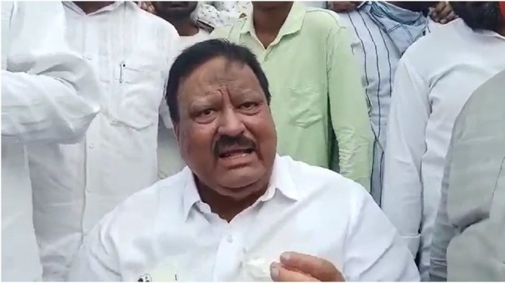कांग्रेस नेता का विवादित बयान, बोले-हिजाब हटाया तो टुकड़े-टुकड़े कर देंगे