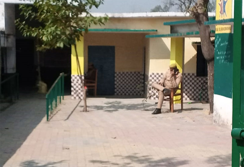 छेडछाड के आरोपियों के खिलाफ कार्रवाई न होने पर ग्रामीणो ने किया मतदान का बहिष्कार