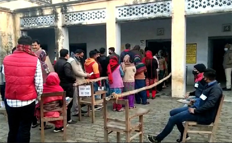 देवबंद: मतदान केंद्रों पर सुबह से ही लगी लंबी-लंबी कतारे