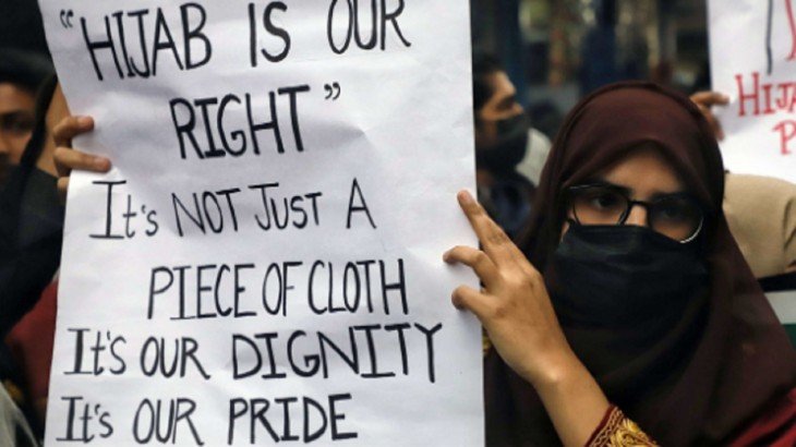 हिजाब विवाद पर कर्नाटक हाईकोर्ट में दलीलें रखने का आज आखिरी दिन