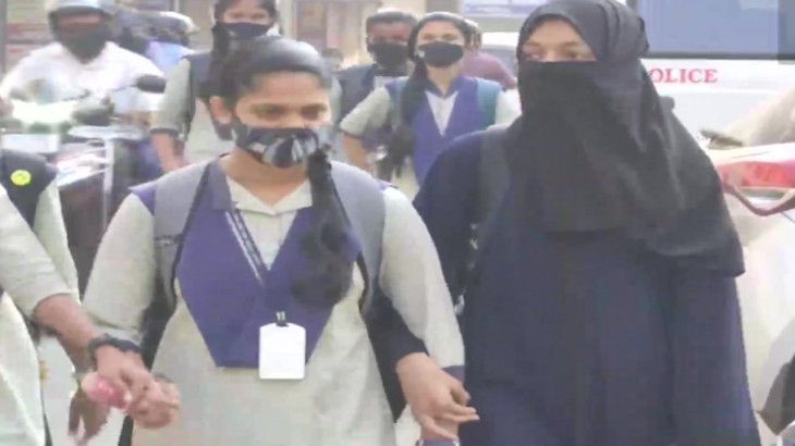 कर्नाटक में आज भी हिजाब पहन कर आईं छात्राएं, फिर भेजी गईं घर