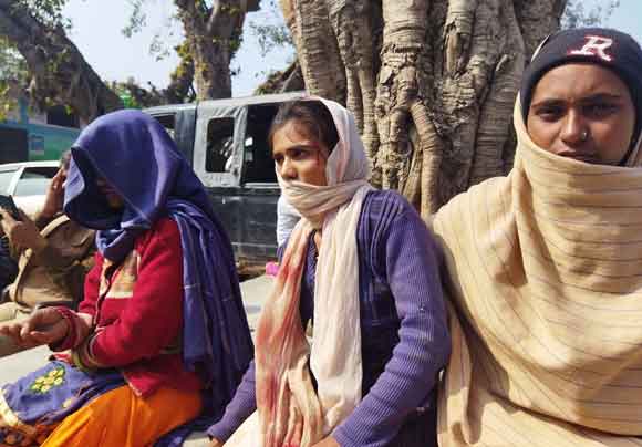 सामान के पैसे मांगने पर चार युवकों ने दो बेटियों सहित माॅ को मारपीट कर किया घायल