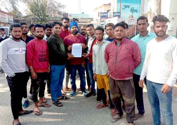 स्वागत बोर्ड को असामाजिक तत्वों द्वारा तोडने पर दलित समाज के लोगों में भारी रोष