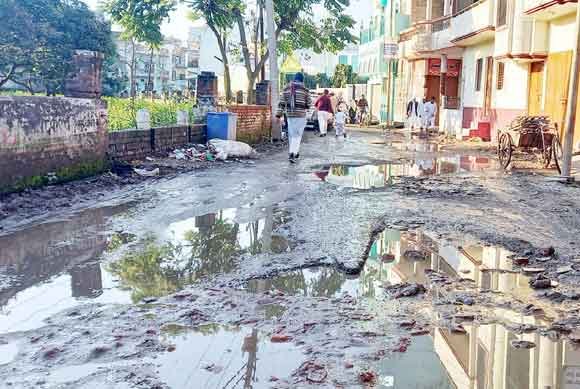 पालिका परिषद की लापरवाही के कारण ईदगाह रोड हुआ बदहाल
