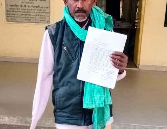 विकलांग ने लेखपाल पर लगाया सुविधा शुल्क लेकर काम करने का आरोप