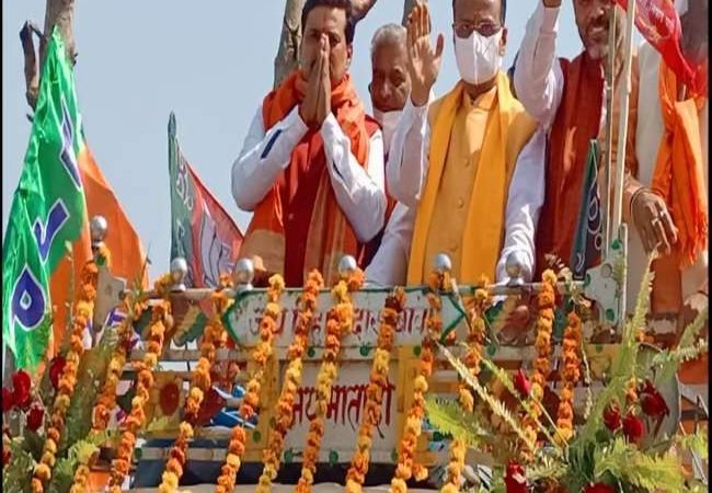 UP Election 2022: अंबेडकरनगर में उप मुख्यमंत्री डा. दिनेश शर्मा ने किया रोड शो, गूंजे जय श्रीराम के नारे
