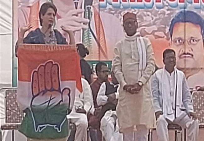 UP Election 2022 : मऊ पहुंचीं प्रियंका गांधी ने कहा – ‘बुलडोजर वाले समस्याओं पर बात नहीं करते’