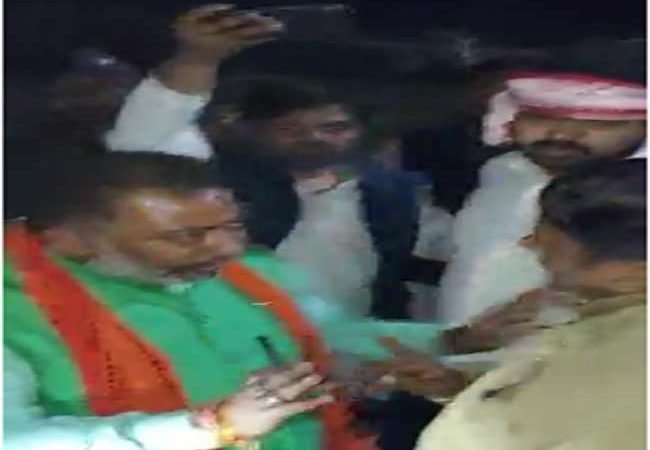 UP Election Phase 6 Voting LIVE: छठे चरण का मतदान जारी, बलिया में भाजपा प्रत्याशी दयाशंकर सिंह के काफिले पर हमला