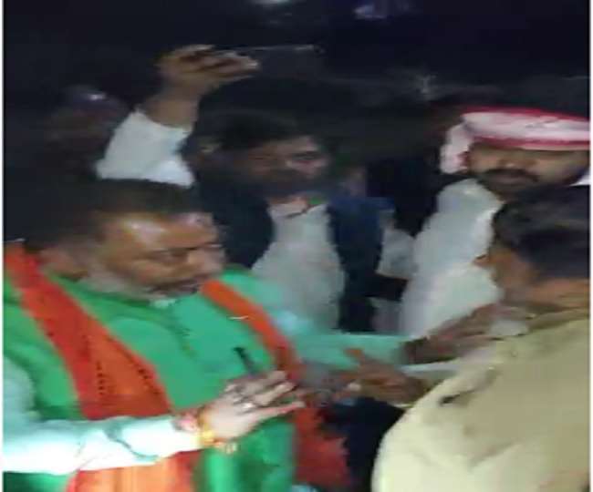 UP Election Phase 6 Voting LIVE: छठे चरण का मतदान जारी, बलिया में भाजपा प्रत्याशी दयाशंकर सिंह के काफिले पर हमला
