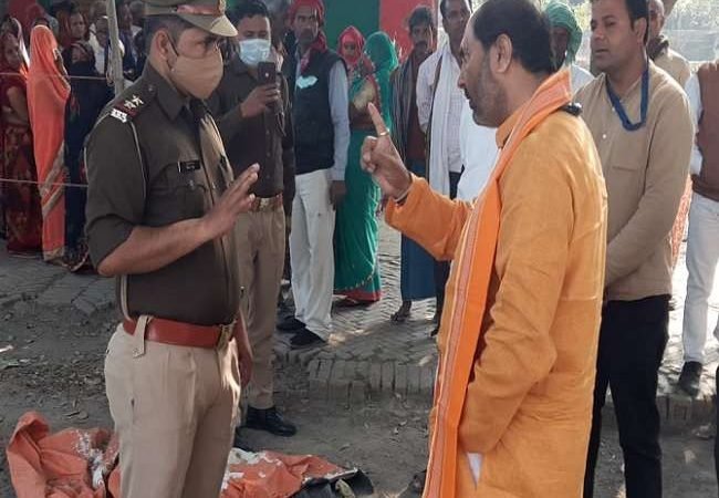 UP Election Phase 6 Voting LIVE: बलिया में मंत्री उपेन्द्र तिवारी की दारोगा से बहस तो भाजपा प्रत्याशी केतकी सिंह पर धक्का-मुक्की का आरोप