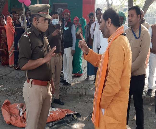 UP Election Phase 6 Voting LIVE: बलिया में मंत्री उपेन्द्र तिवारी की दारोगा से बहस तो भाजपा प्रत्याशी केतकी सिंह पर धक्का-मुक्की का आरोप