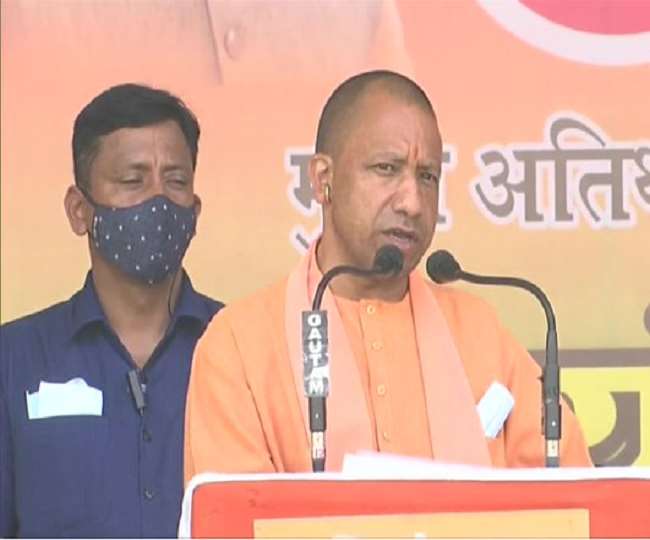 UP Election 2022: चंदौली में सीएम योगी आदित्यनाथ बोले- प्रदेश में माफिया अब बंदूक तानने की जगह रेंग रहे