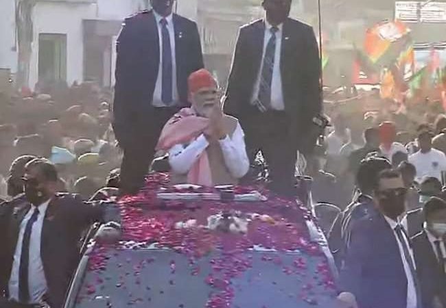 LIVE – PM Modi In Varanasi : प्रधानमंत्री नरेन्‍द्र मोदी का रोड शो मलदहिया से रवाना, फूलों से हुआ स्‍वागत